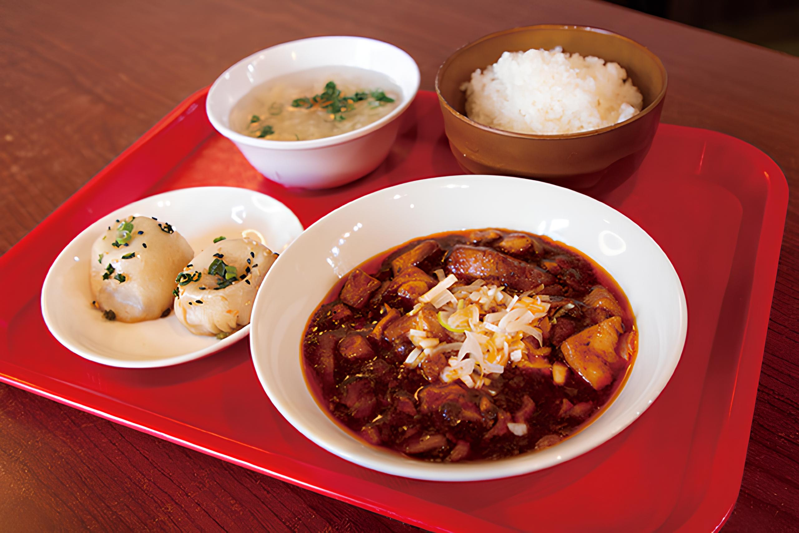 ドラゴン定食（麻婆豆腐・焼小籠包・ごはん・スープ）
